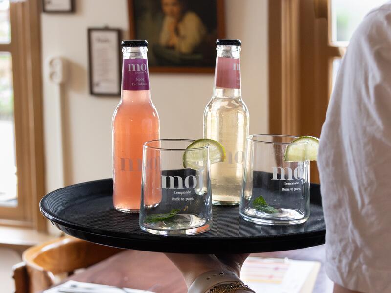 Dienblad met Moj limonade, glazen met munt en limoen